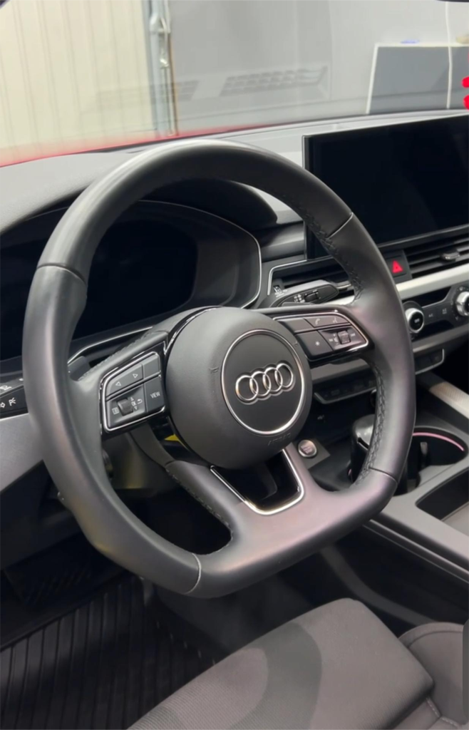 detaliu curatare scaun auto piele, inainte si dupa detailing interior, igienizare cu abur scaune, curatare consola centrala, aspirare portbagaj masina, detalii grile ventilatie curatate, tapiterie textila curata, rezultate detailing profesional, intretinere bord auto, masina curatata in detaliu