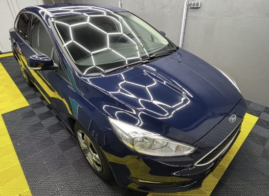 detaliu reflexie perfecta dupa polish masina, inainte si dupa corectie zgarieturi adanci, masurarea stratului de lac amv detailing bucuresti, proces de polishare vopsea neagra, eliminare holograme si urme de oxidare, reflexie tip oglinda pe capota, rezultate reale detailing auto bucuresti, inspectie vopsea sub lumini speciale, polish masina pentru luciu de profunzime, suprafata lac fara defecte